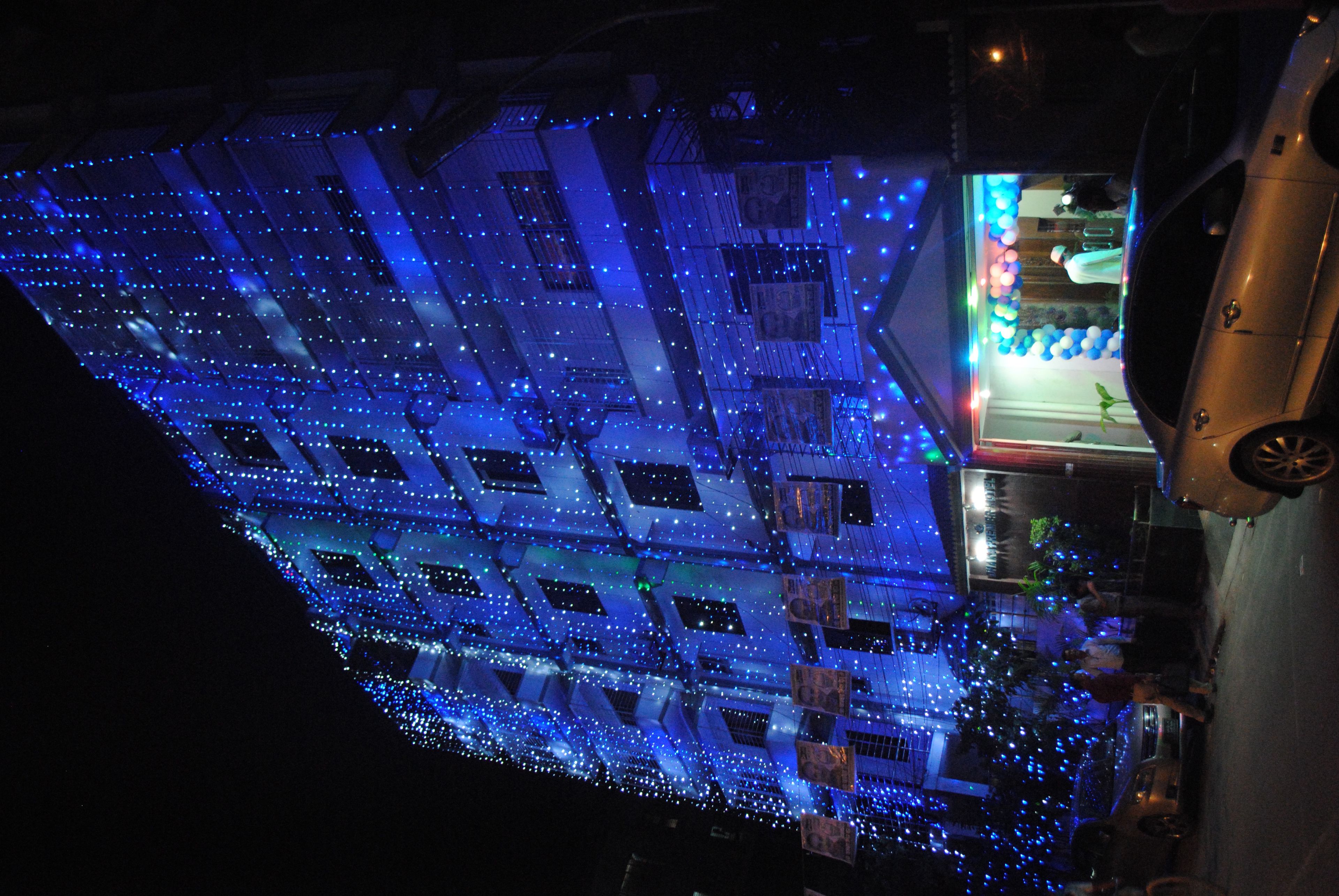 Vista frontal de la propiedad por la tarde o noche