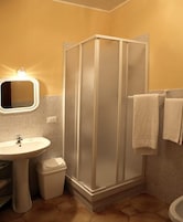 Single Room | Bathroom | Free toiletries, hair dryer, bathrobes, bidet