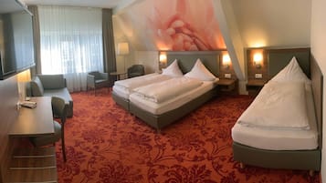 Quarto triplo | Cofres nos quartos, escrivaninha, quartos à prova de som