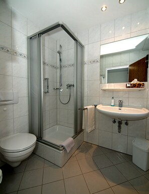 Shower, towels - Hotel Felsenkeller (Ruedesheim am Rhein)