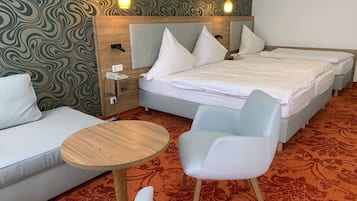 Habitación cuádruple | Caja fuerte, escritorio, sistema de insonorización y cunas (de pago)