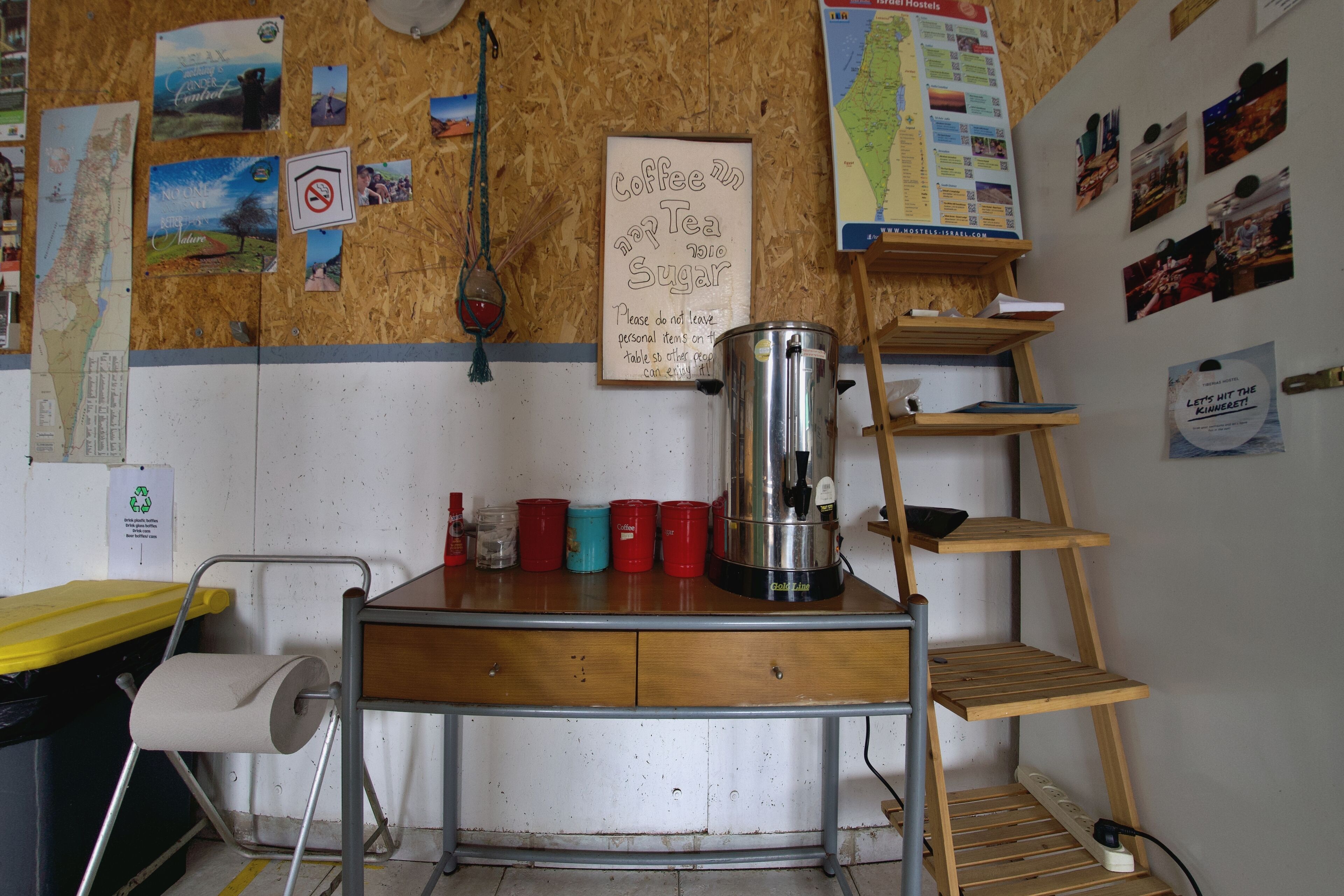 Eine Küchenzeile mit einer Kaffeemaschine, einer Karte und verschiedenen Fotos an der Wand.