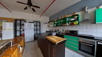Dreibettzimmer, eigenes Bad | Gemeinschaftsküche