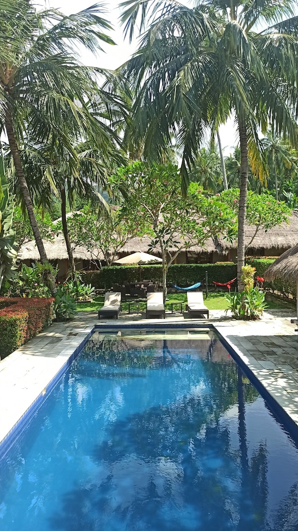 Outdoor pool, free pool cabanas, pool loungers