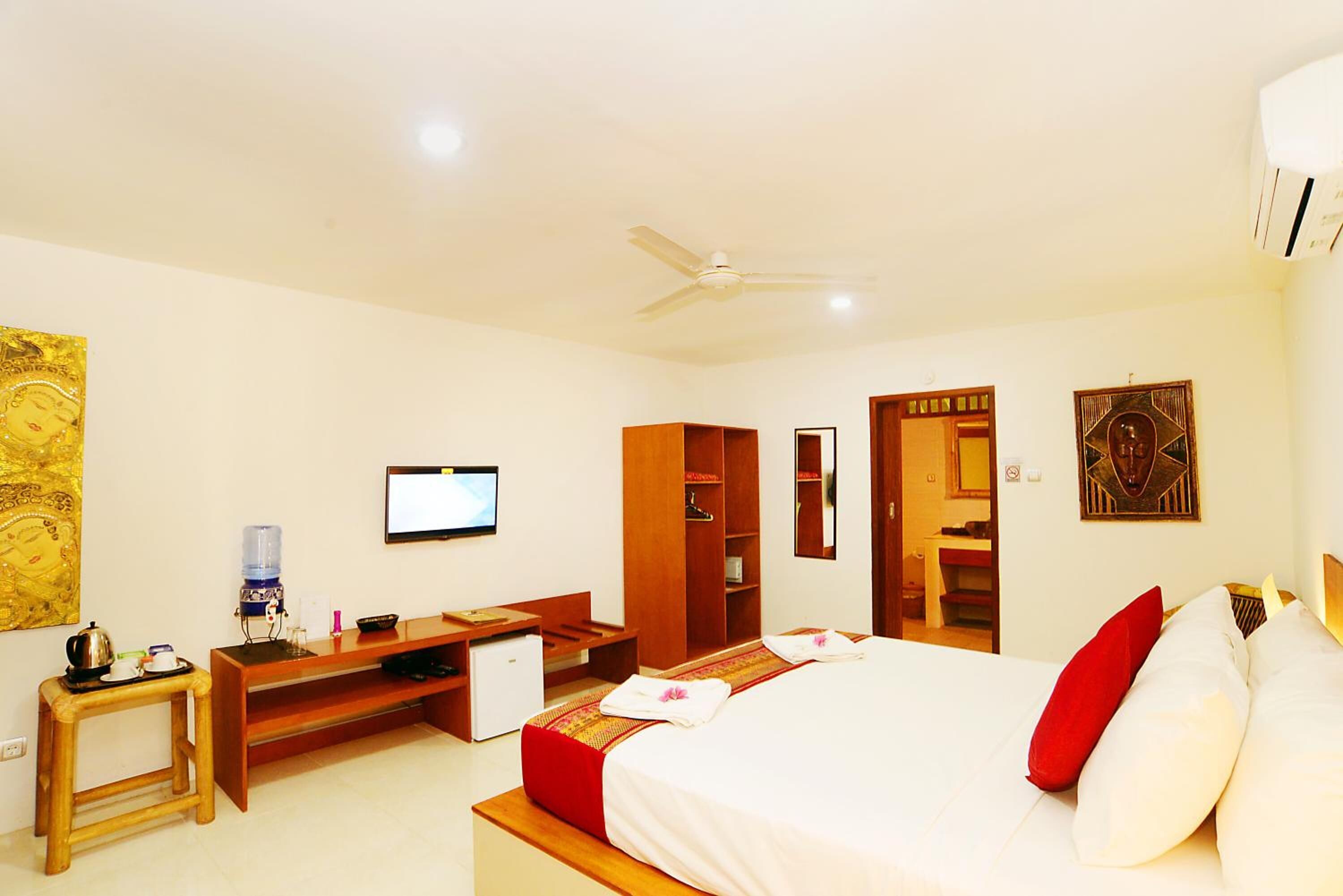 deluxe room, 1 king bed | premium bedding, minibar, in-room safe, soundproofing