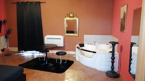 A bathroom with a bathtub, a sink, and a mirror. - Luce Stellata (Podenzana)