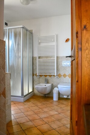 Premier House, 2 Bedrooms, Hill View, Corner | Bathroom shower - Luce Stellata (Podenzana)