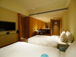 Deluxe Family Suite | Desk, laptop workspace, blackout drapes, soundproofing