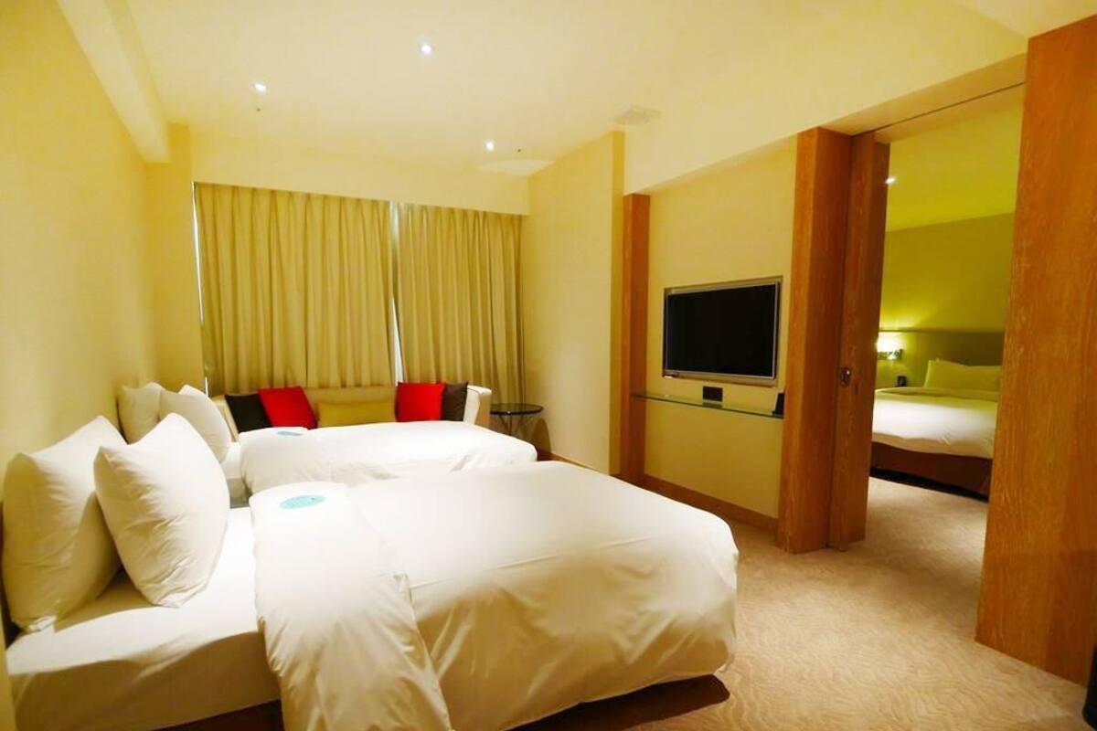 Deluxe Family Suite | Desk, laptop workspace, blackout curtains, soundproofing