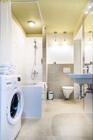 Apartamento, 1 habitación | Baño | Ducha y bañera combinadas y artículos de higiene personal gratuitos