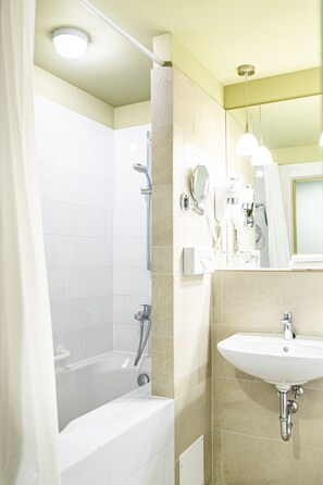 Combined shower/tub, free toiletries, hair dryer, towels - HOF Hotel (Kaunas)