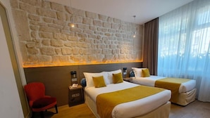 Classic Triple Room | In-room safe, desk, WiFi (free), bed sheets - Familia Hotel (Paris)
