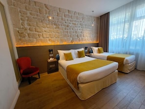 Classic Triple Room | In-room safe, desk, free WiFi, bed sheets - Familia Hotel (Paris)