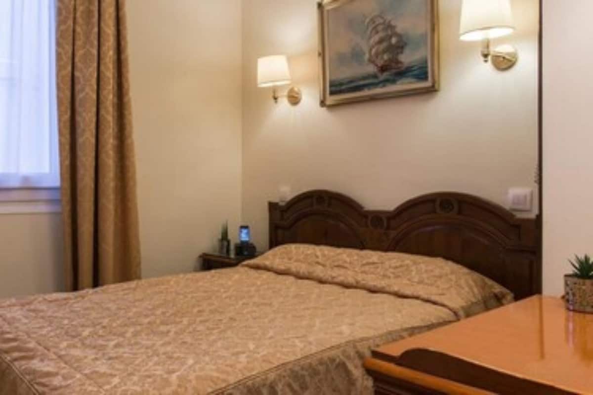 Coffres-forts dans les chambres, bureau, Wi-Fi gratuit, draps fournis