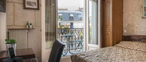 Zimmersafe, Schreibtisch, kostenloses WLAN, Bettwäsche