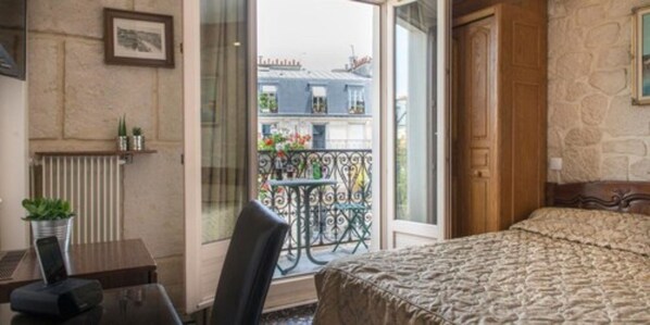 In-room safe, desk, free WiFi, bed sheets - Familia Hotel (Paris)