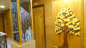 Pared de madera con un relieve de árbol y una puerta con el número 406.