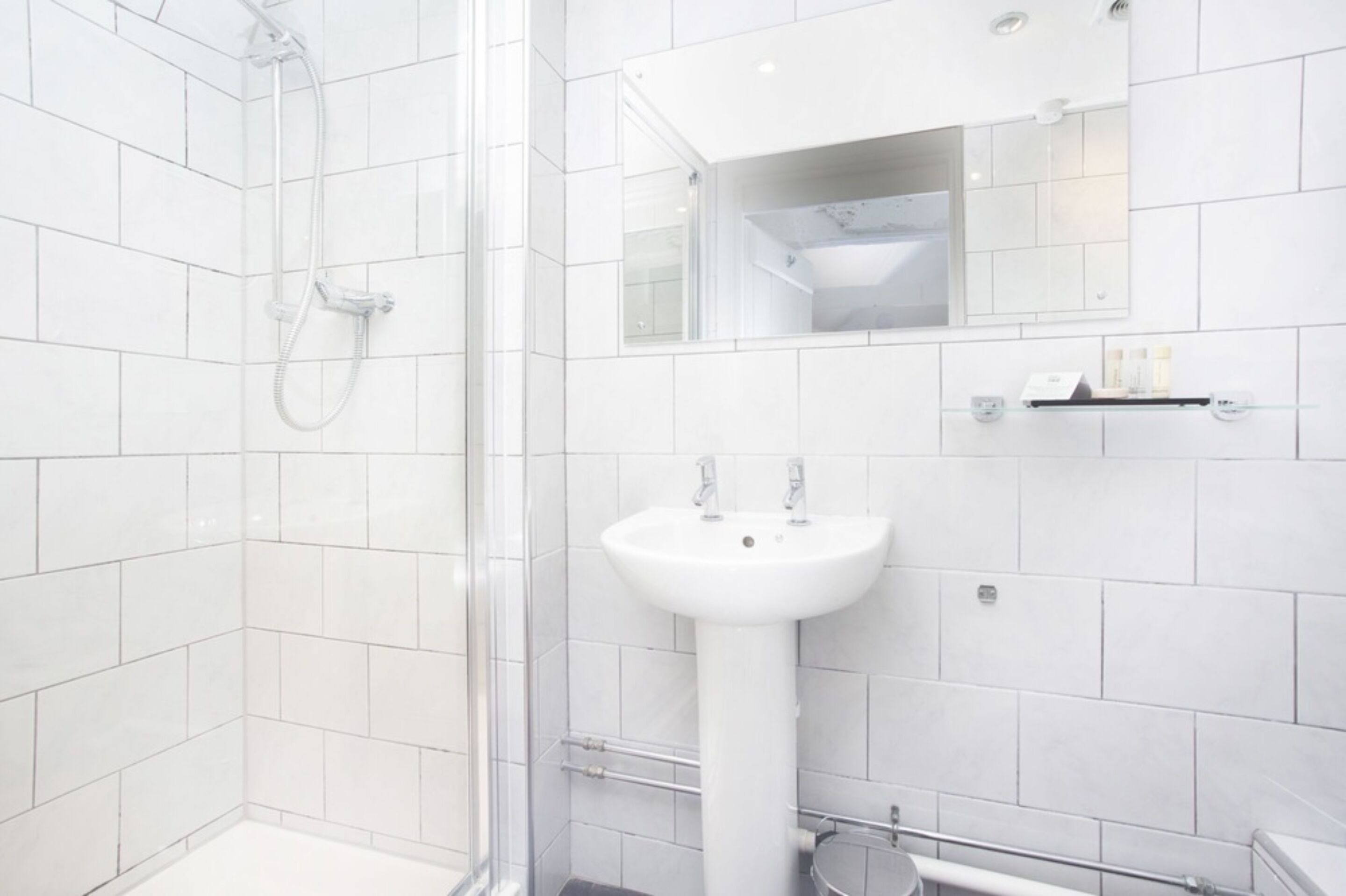 family cottage | bathroom | combined shower/bathtub, free toiletries, towels