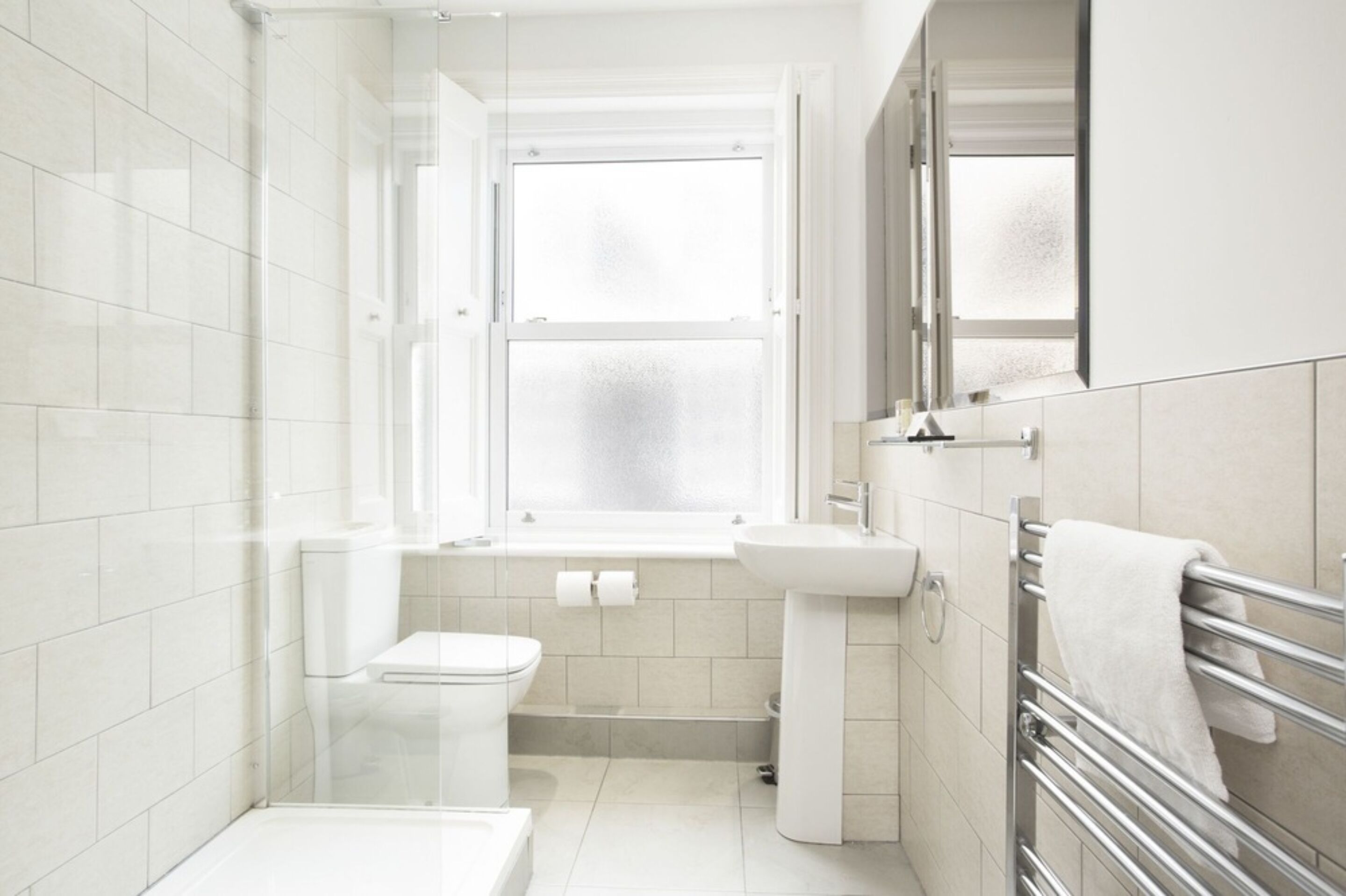 deluxe double room, 1 double bed, beach view | bathroom | combined shower/bathtub, free toiletries, towels