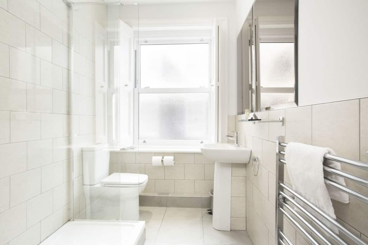 deluxe double room, 1 double bed, beach view | bathroom | combined shower/bathtub, free toiletries, towels