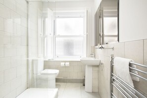 Quarto casal luxo, 1 cama de casal, vista para a praia | Banheiro | Chuveiro/banheira combinados, produtos de toalete grátis