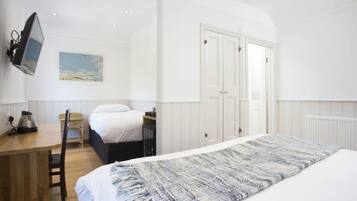 Trippelrum för familj - flera sängar | 1 sovrum, skrivbord, strykjärn/strykbräda och gratis wi-fi