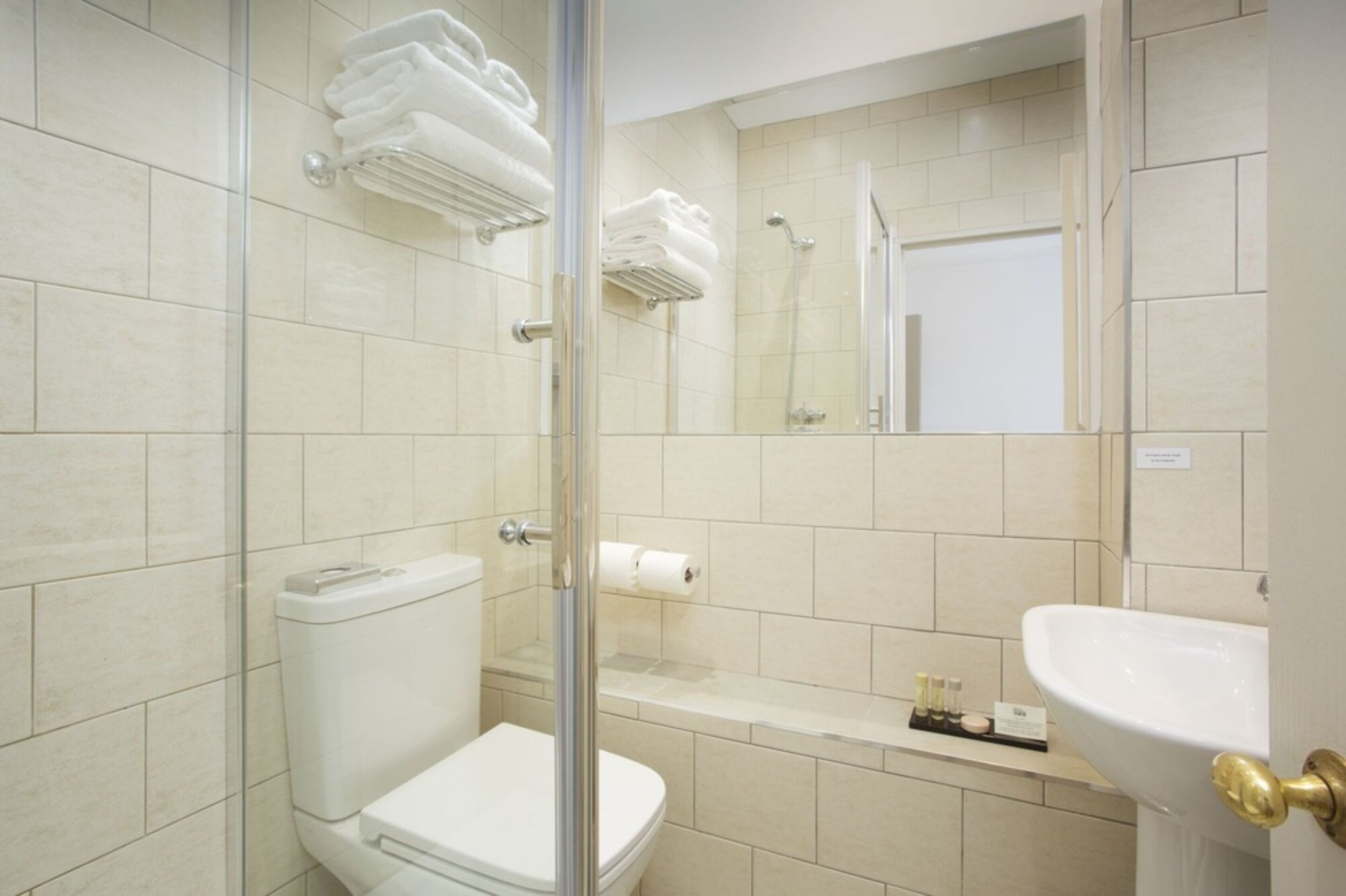 deluxe double room, 1 double bed, sea view | bathroom | combined shower/bathtub, free toiletries, towels