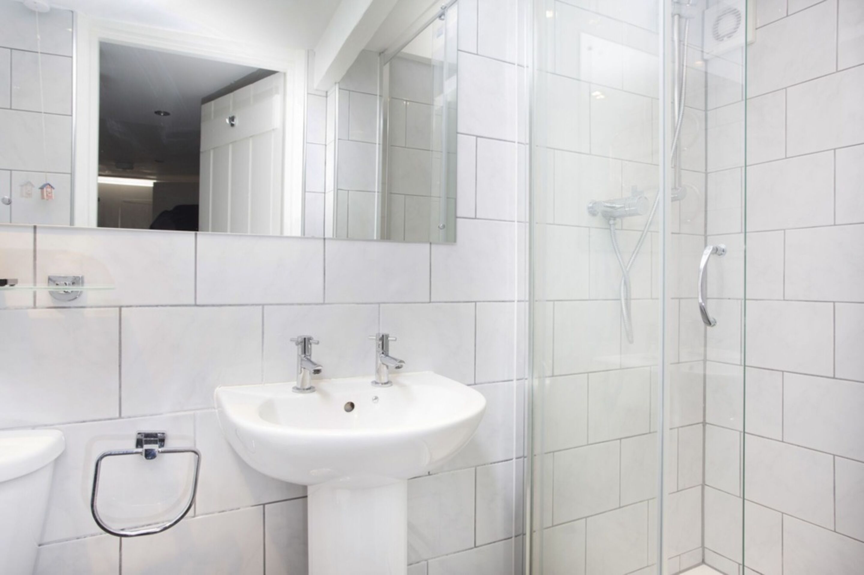 family cottage | bathroom | combined shower/bathtub, free toiletries, towels