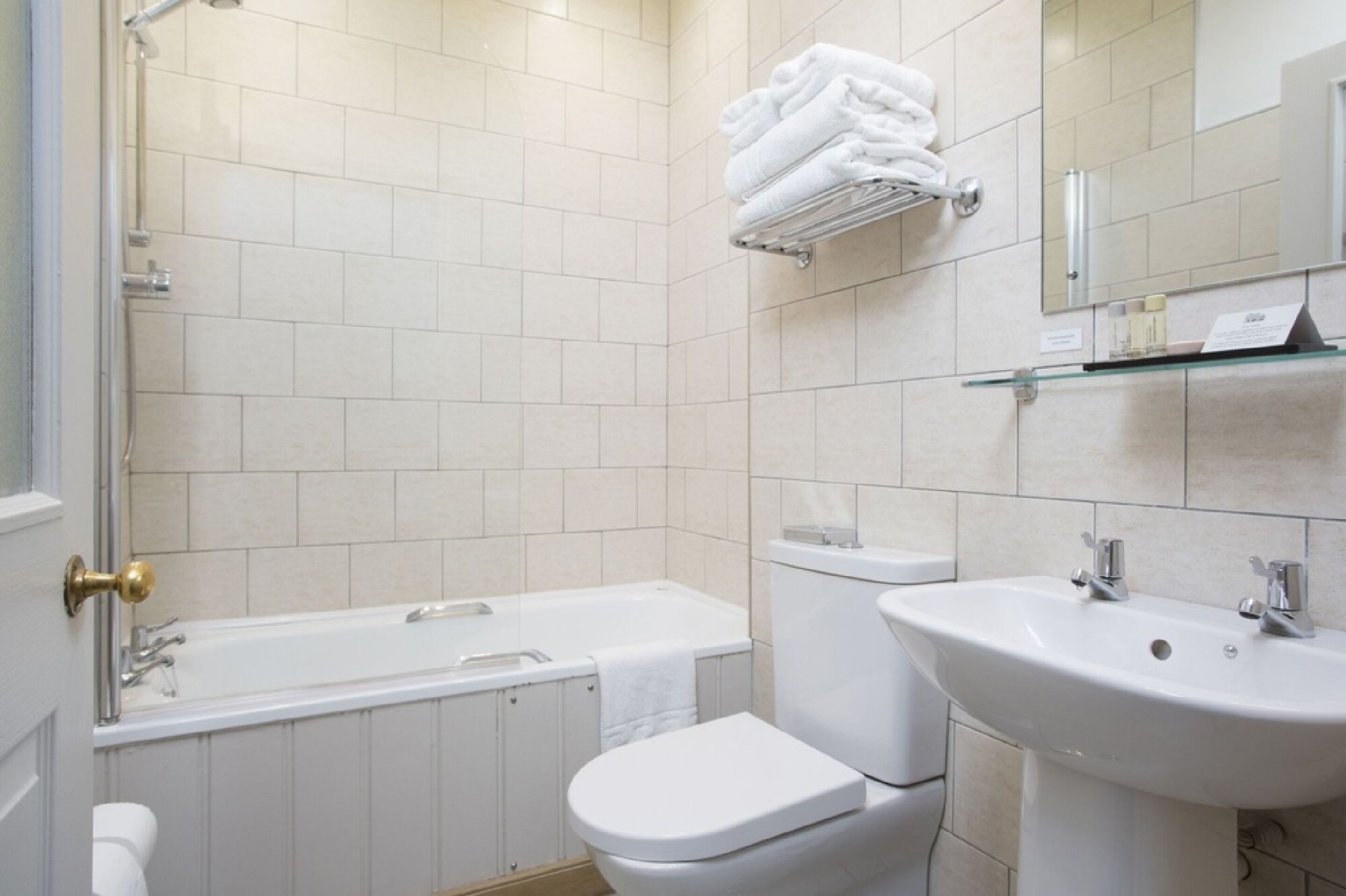 standard double room, 1 double bed | bathroom | combined shower/bathtub, free toiletries, towels