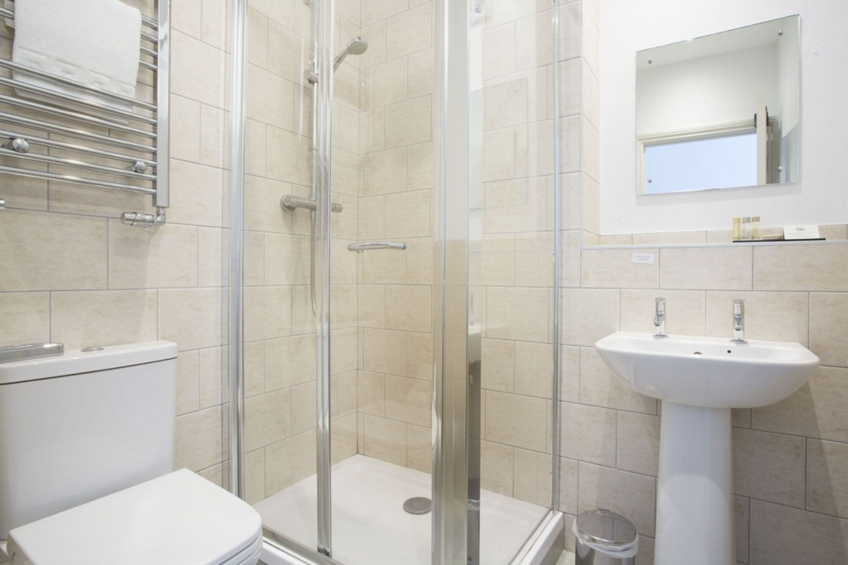 deluxe double room, 1 double bed, sea view | bathroom | combined shower/bathtub, free toiletries, towels