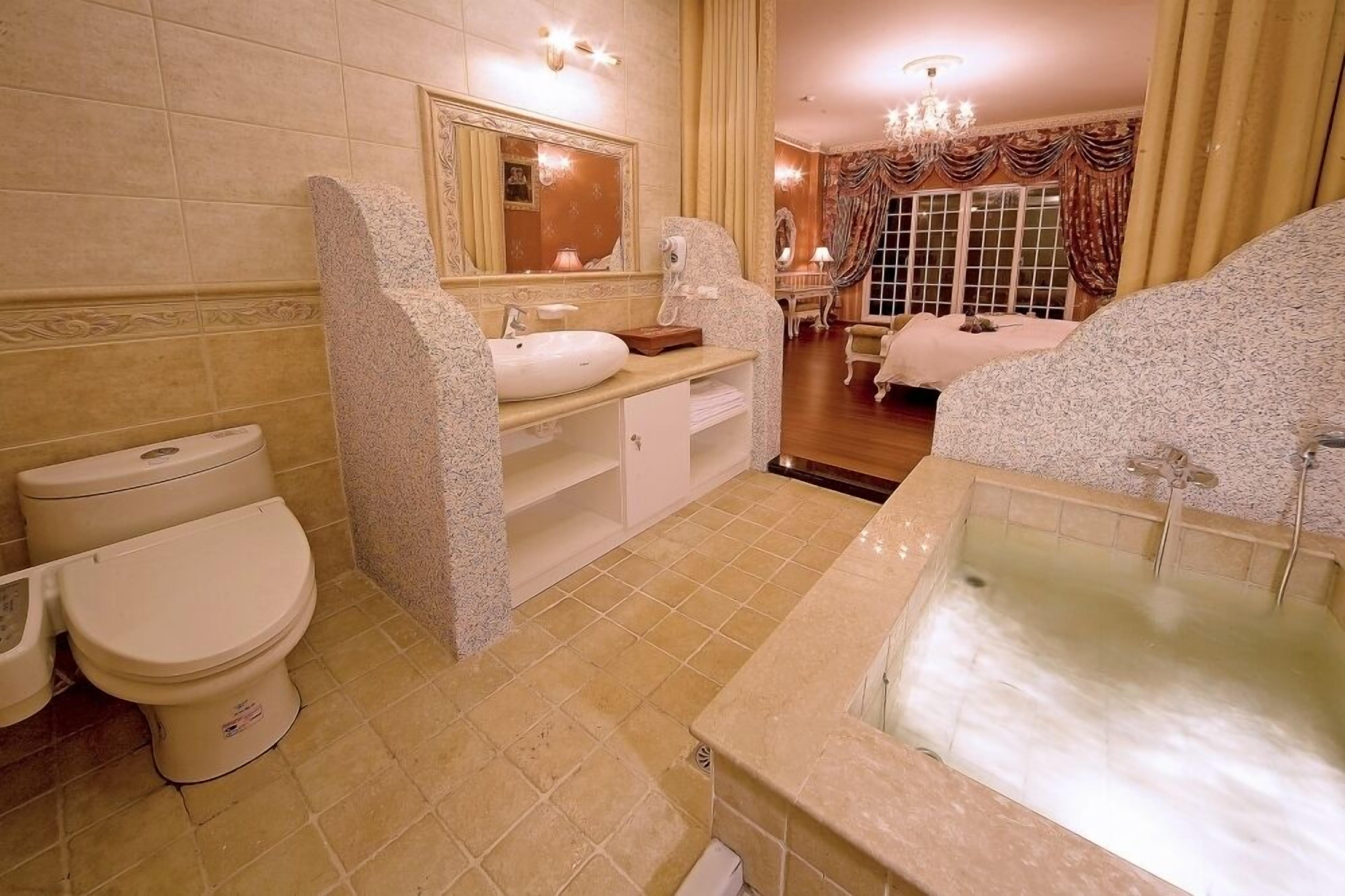 Un baño con bañera, lavamanos e inodoro.