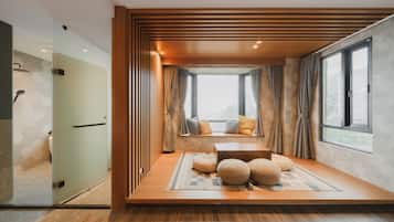 Habitació quàdruple Comfort, 2 llits dobles | Cobrellits, cortines opaques, wifi gratuïta i roba de llit