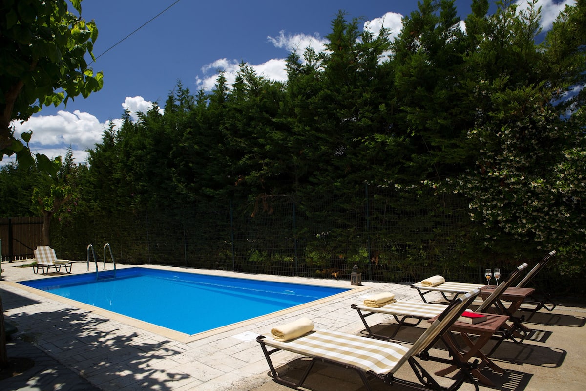 Luxury Villa, 2 Bedrooms | Premium bedding, desk, soundproofing, iron/ironing board
