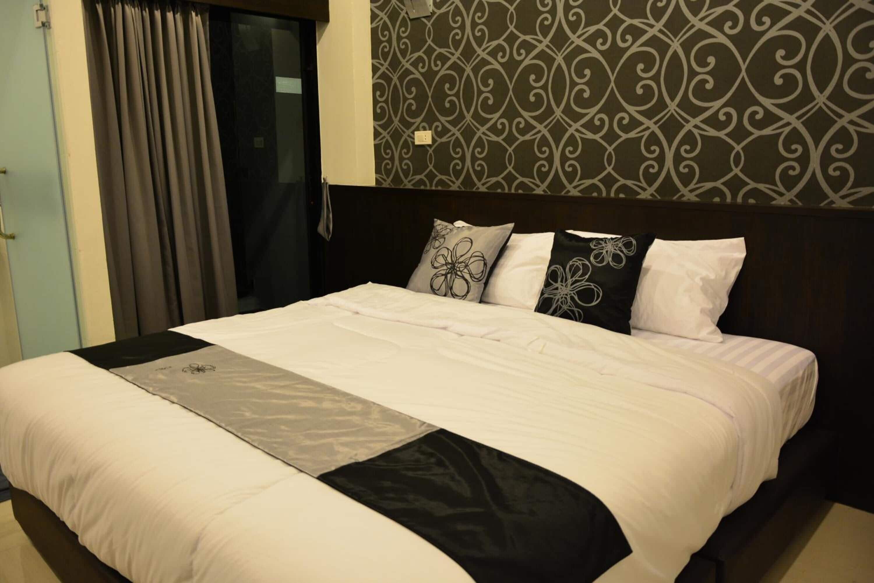 in-room safe, desk, free wifi