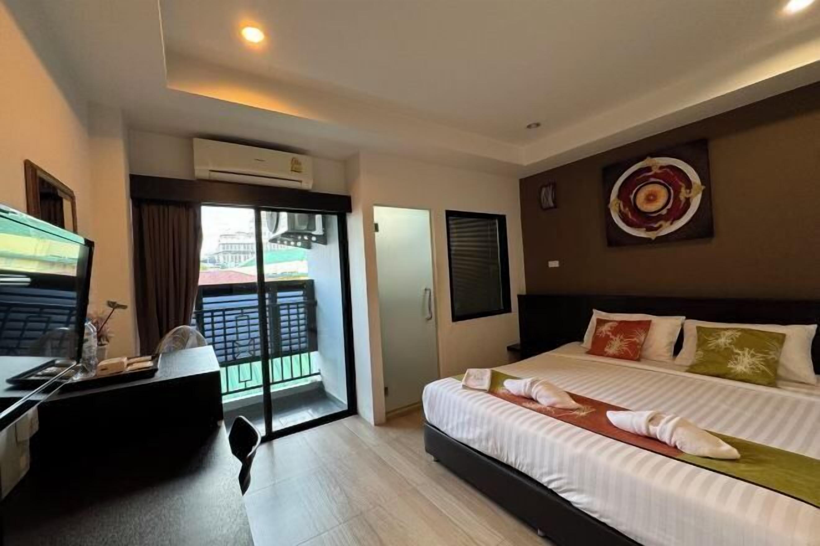 In-room safe, desk, free WiFi