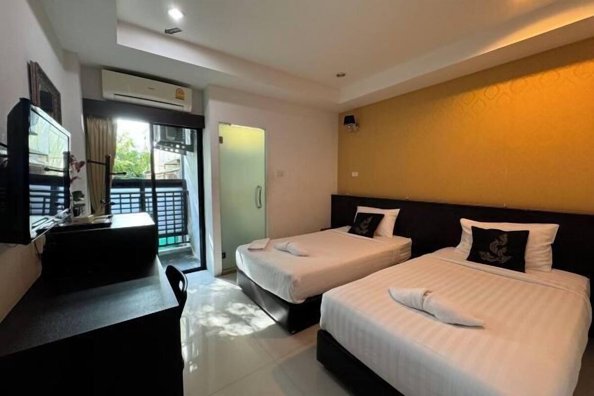 In-room safe, desk, free WiFi