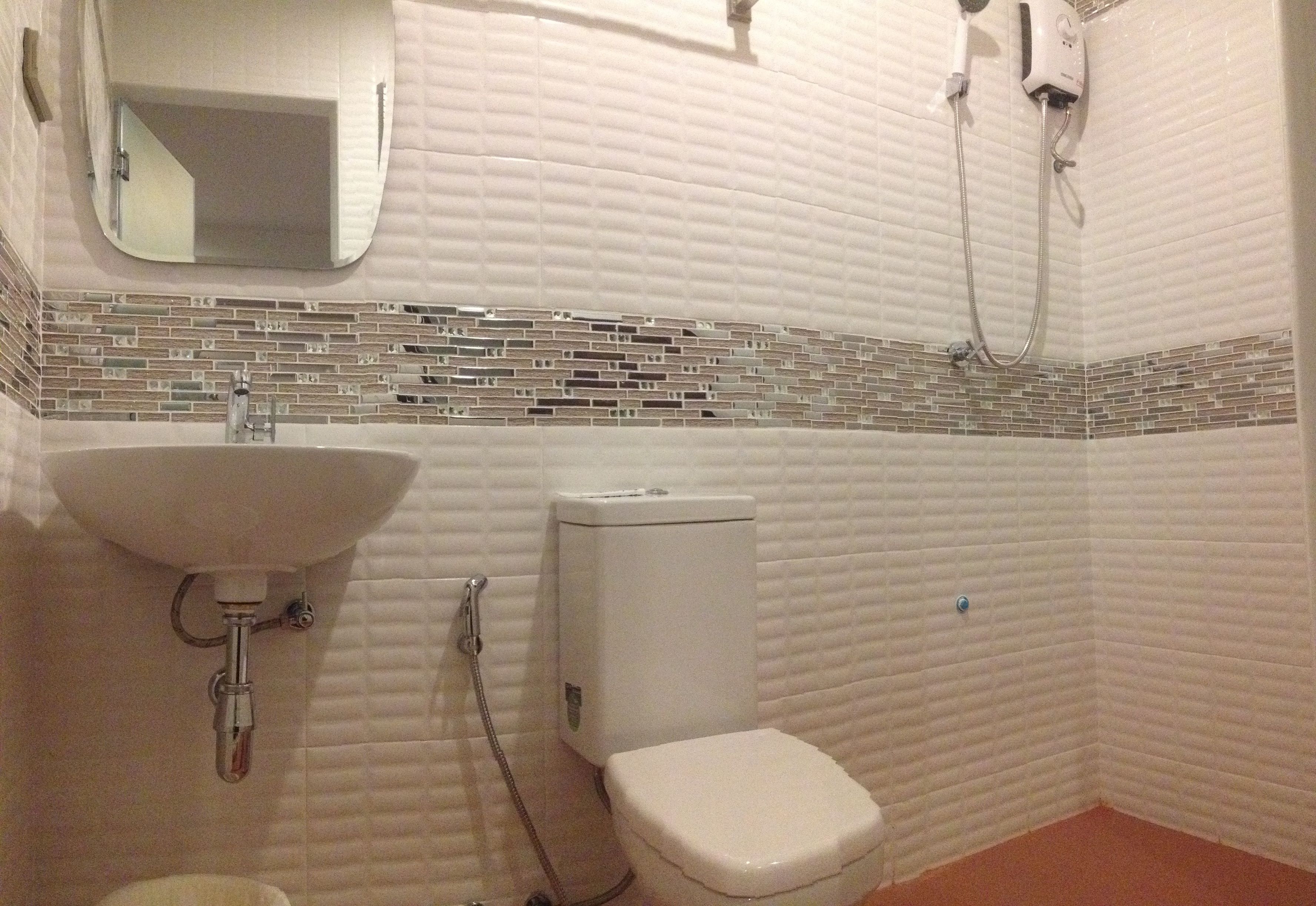 standard twin room | bathroom | shower, free toiletries, hair dryer, towels