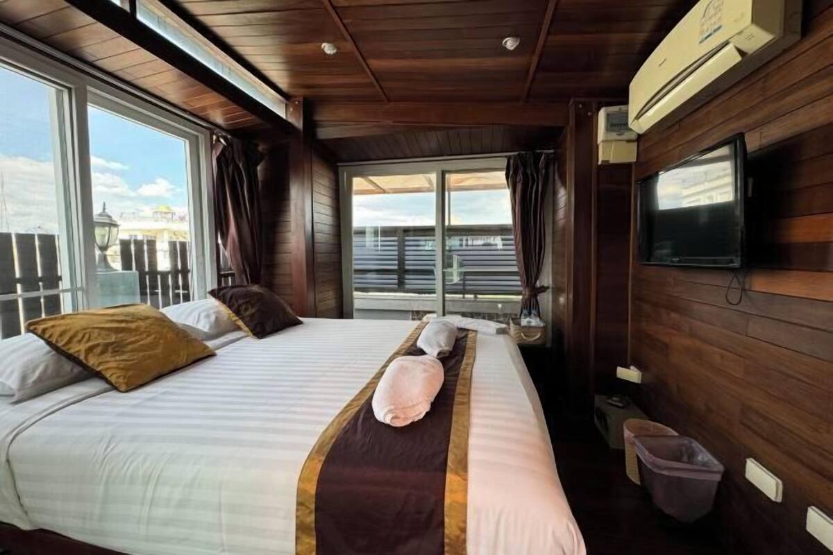 In-room safe, desk, free WiFi