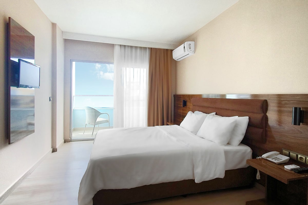1 bedroom, premium bedding, desk, laptop workspace