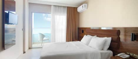 1 bedroom, premium bedding, desk, laptop workspace