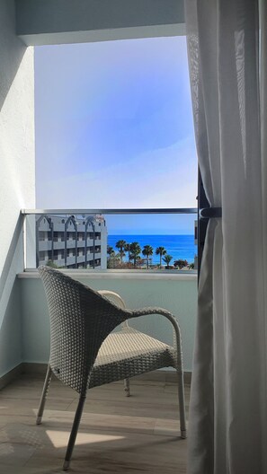 Chambre Standard, 1 lit double, non-fumeurs, vue partielle sur la mer | Vue depuis le balcon