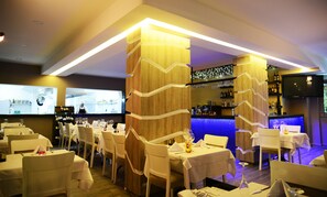 2 restaurants; breakfast, lunch, and dinner served - Ozgur Bey Spa Hotel (Alanya)