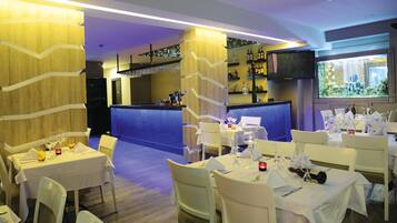 2 restaurants servant le déjeuner