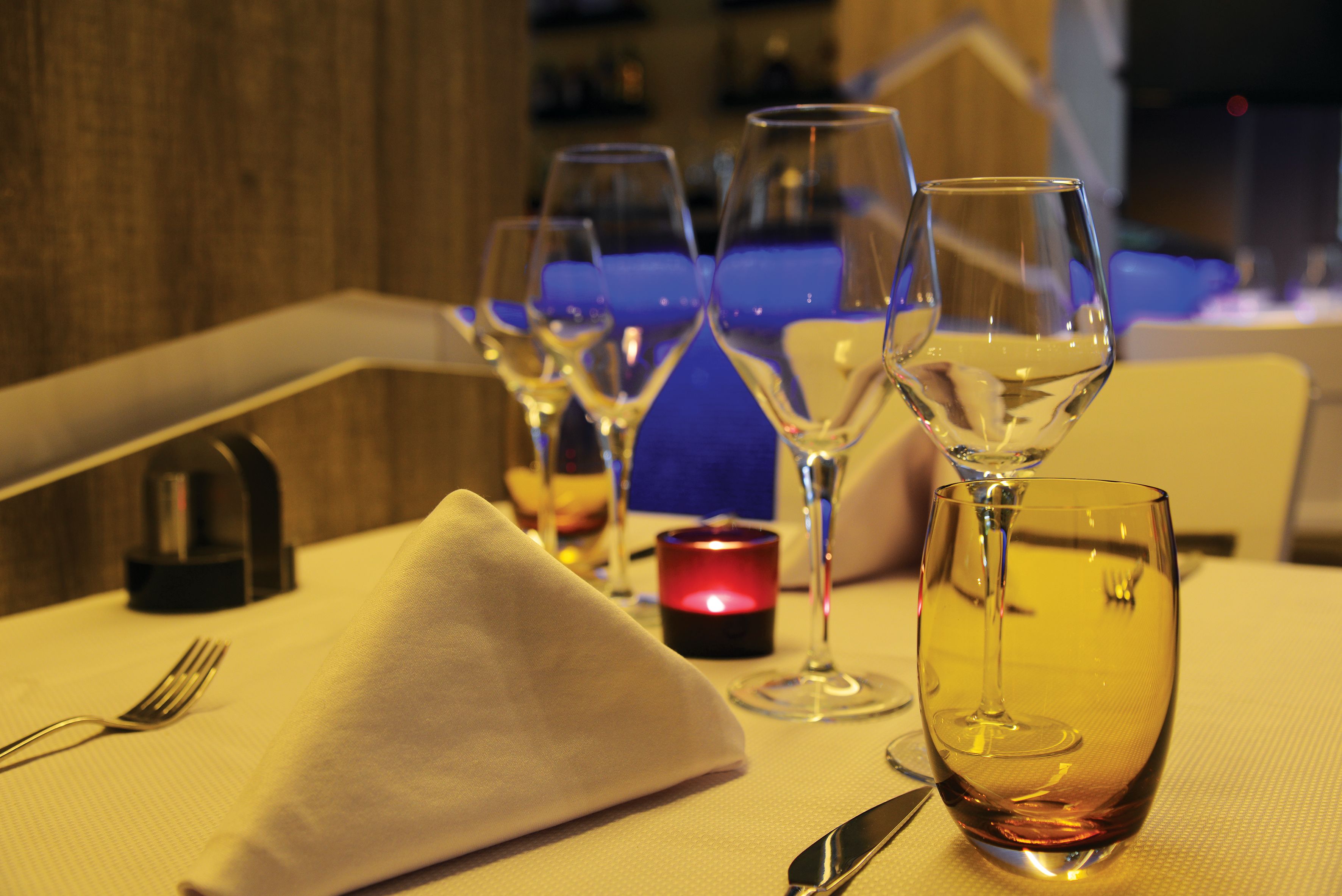 2 restaurants, breakfast served