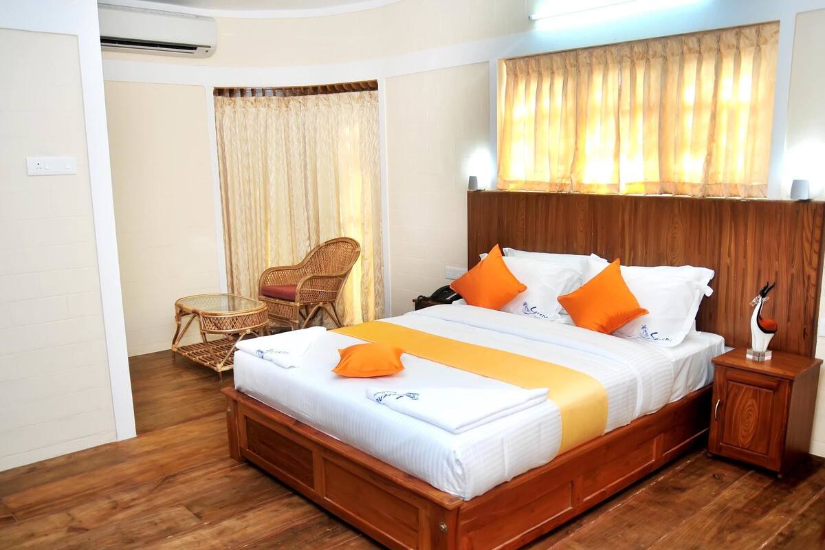 Desk, rollaway beds, free WiFi