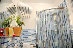 Quarto casal | Banheiro | Chuveiro/banheira combinados, produtos de toalete grátis