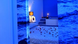 A bedroom with a bed, a nightstand, and a lamp. - Il Leone di Mare (Procida)