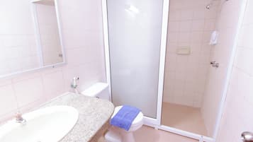 Standard Twin Room | Bathroom | Shower, free toiletries, towels