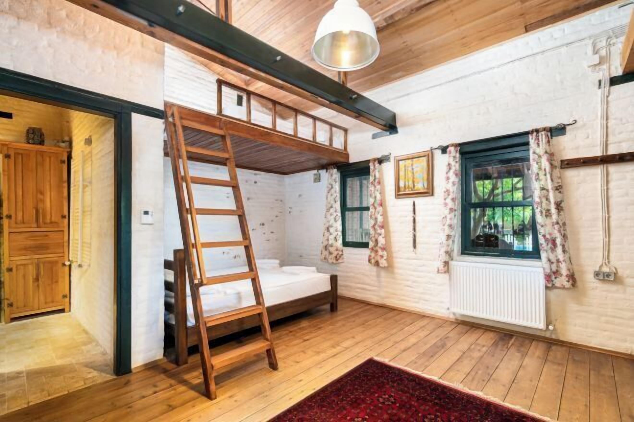 高級寝具、ピロートップベッド、ミニバー、客室ごとに異なる装飾