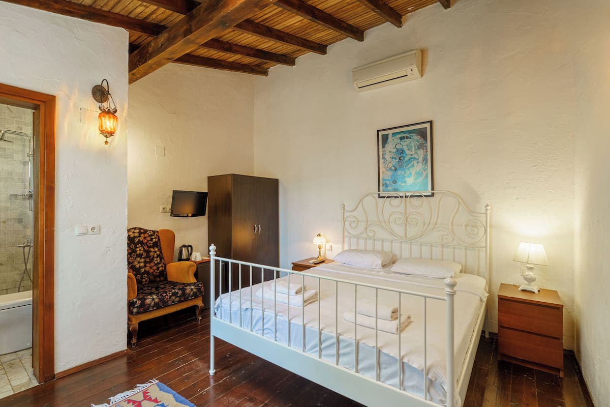 Ropa de cama de alta calidad, colchones con pillow-top y minibar